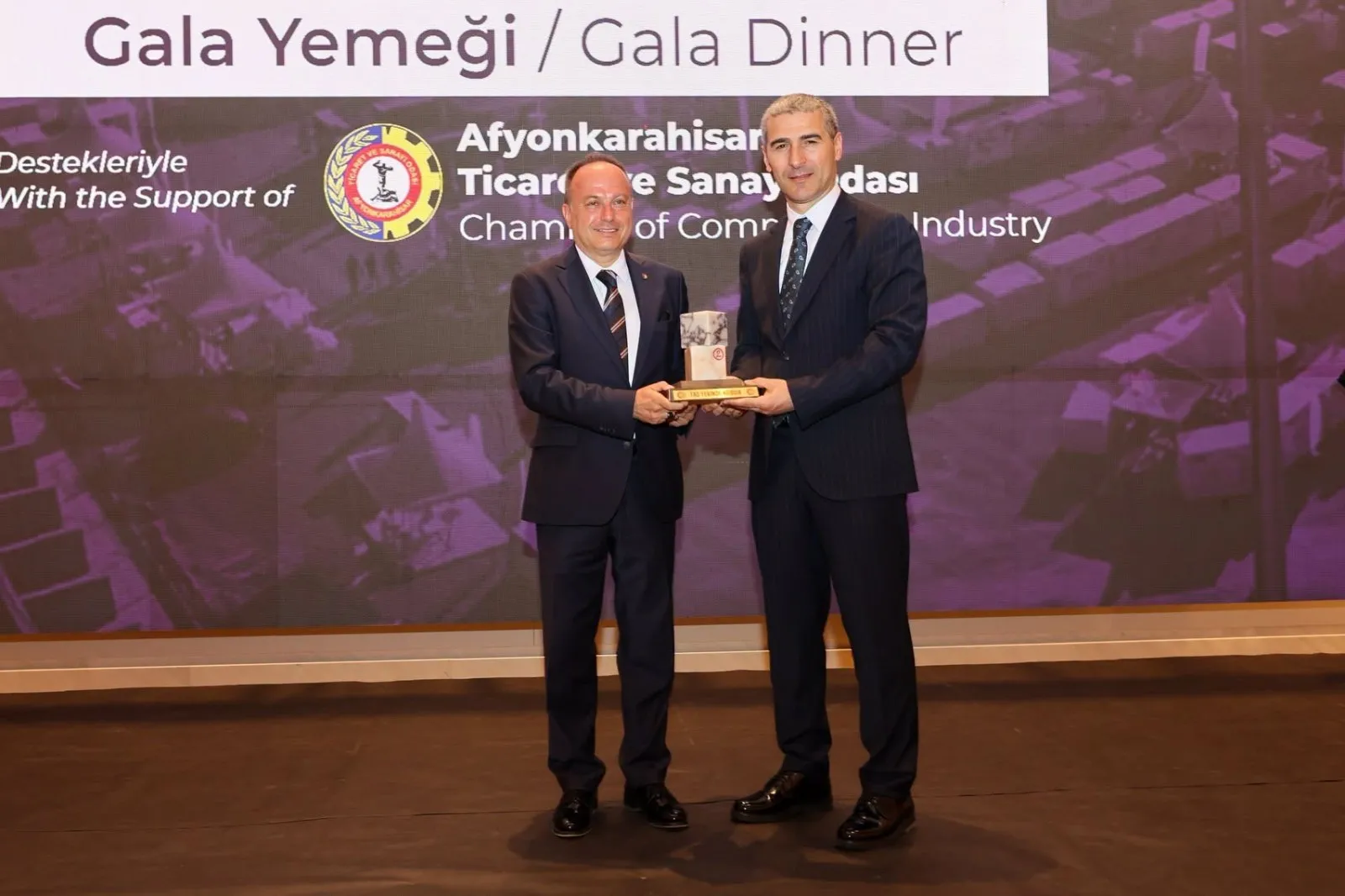 Afyonkarahisar Blok Mermer Fuarı’nda Emek Verenlere Plaket Takdim Edildi