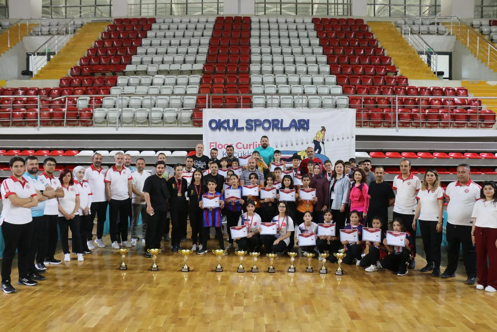 Afyonkarahisar Yunus Emre Ortaokulu Türkiye Üçüncüsü Oldu”,
  “spot”: “Sivas’ta düzenlenen Okul Sporları Küçük Kızlar Floor Curling Türkiye Şampiyonası’nda Afyonkarahisar Yunus Emre Ortaokulu Türkiye üçüncülüğü elde etti.”,
  “meta_description”: “Sivas’ta düzenlenen Floor Curling Türkiye Şampiyonası’nda Afyonkarahisar Yunus Emre Ortaokulu büyük bir başarıya imza atarak Türkiye üçüncüsü oldu.”,
  “seo_title”: “Afyonkarahisar Yunus Emre Ortaokulu Türkiye Üçüncüsü Oldu”,
  “discover_title”: “Afyonkarahisar Yunus Emre Ortaokulu Türkiye Üçüncüsü Oldu”,
  “focus_keyword”: “Afyonkarahisar Yunus Emre Ortaokulu”,
  “tags”: [
    “Afyonkarahisar”,
    “Yunus Emre Ortaokulu”,
    “Floor Curling”,
    “Türkiye Şampiyonası”,
    “Okul Sporları”
  ],
  “entities”: [
    “Afyonkarahisar Yunus Emre Ortaokulu”,
    “Sivas”,
    “Okul Sporları Küçük Kızlar Floor Curling Türkiye Şampiyonası”
  ],
  “fact_check”: “Haber, 5-7 Haziran tarihlerinde Sivas’ta düzenlenen Okul Sporları Küçük Kızlar Floor Curling Türkiye Şampiyonası’nda Afyonkarahisar Yunus Emre Ortaokulu’nun Türkiye üçüncüsü olduğunu doğrulamaktadır.