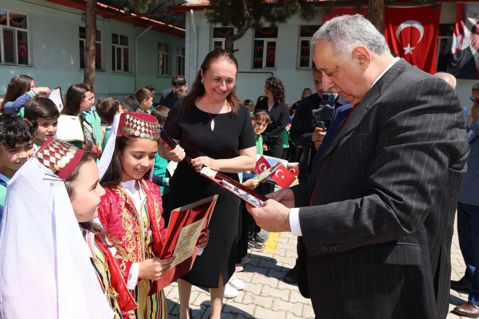 Afyonkarahisar’da Karne Heyecanı: Öğrenciler Yaz Tatiline Merhaba Dedi