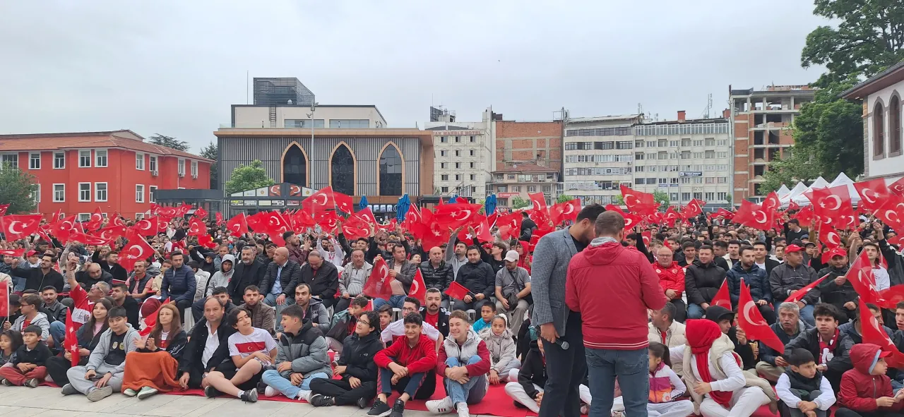 Afyonkarahisar’da Milli Heyecan: Zafer Meydanı Kırmızı-Beyaza Büründü