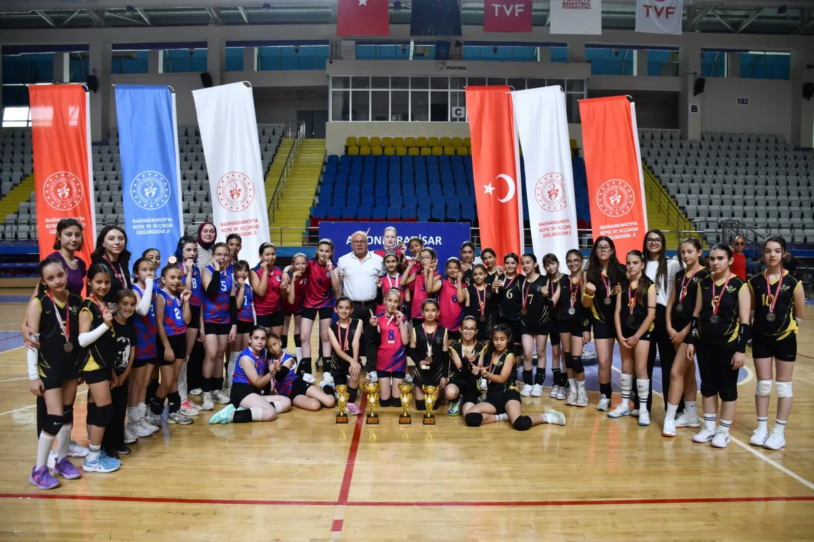 Afyonkarahisar’da Mini Kızlar Voleybol Turnuvası Tamamlandı