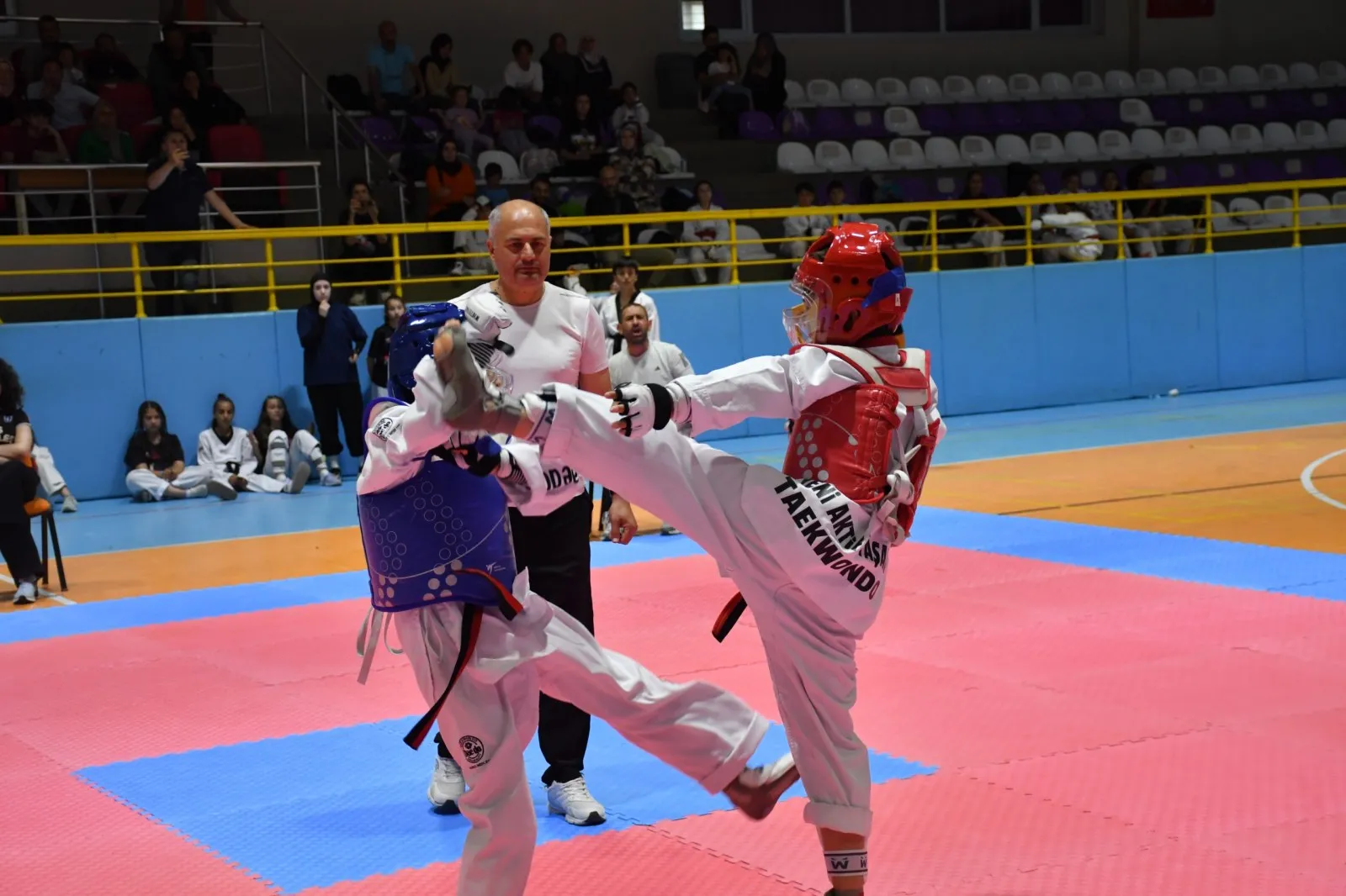 Afyonkarahisar’da Taekwondo Heyecanı: Minikler İl Birinciliği Tamamlandı