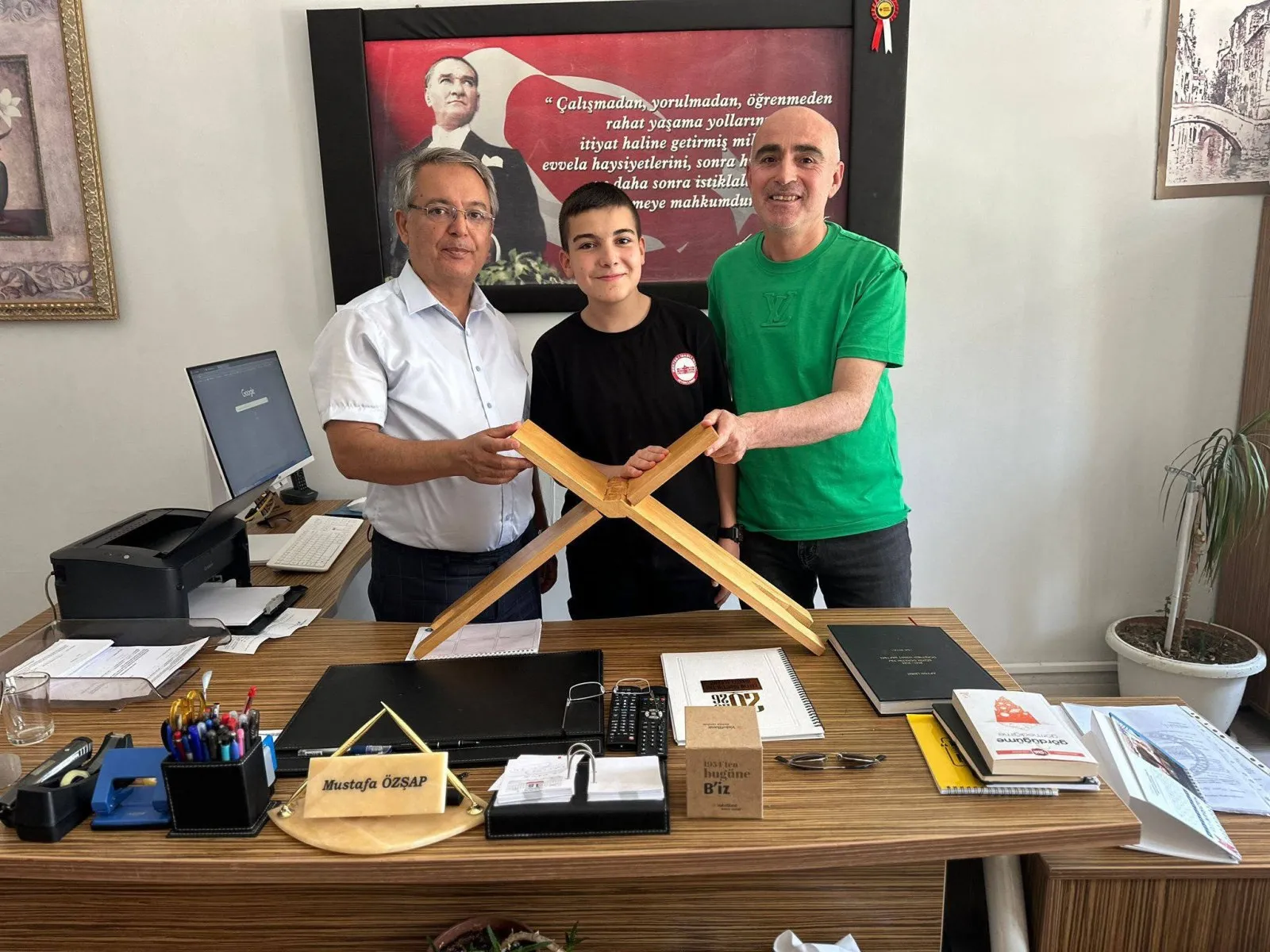 Afyonlu Ustadan Bölge Birincisi Öğrenciye Anlamlı Rahle Hediyesi