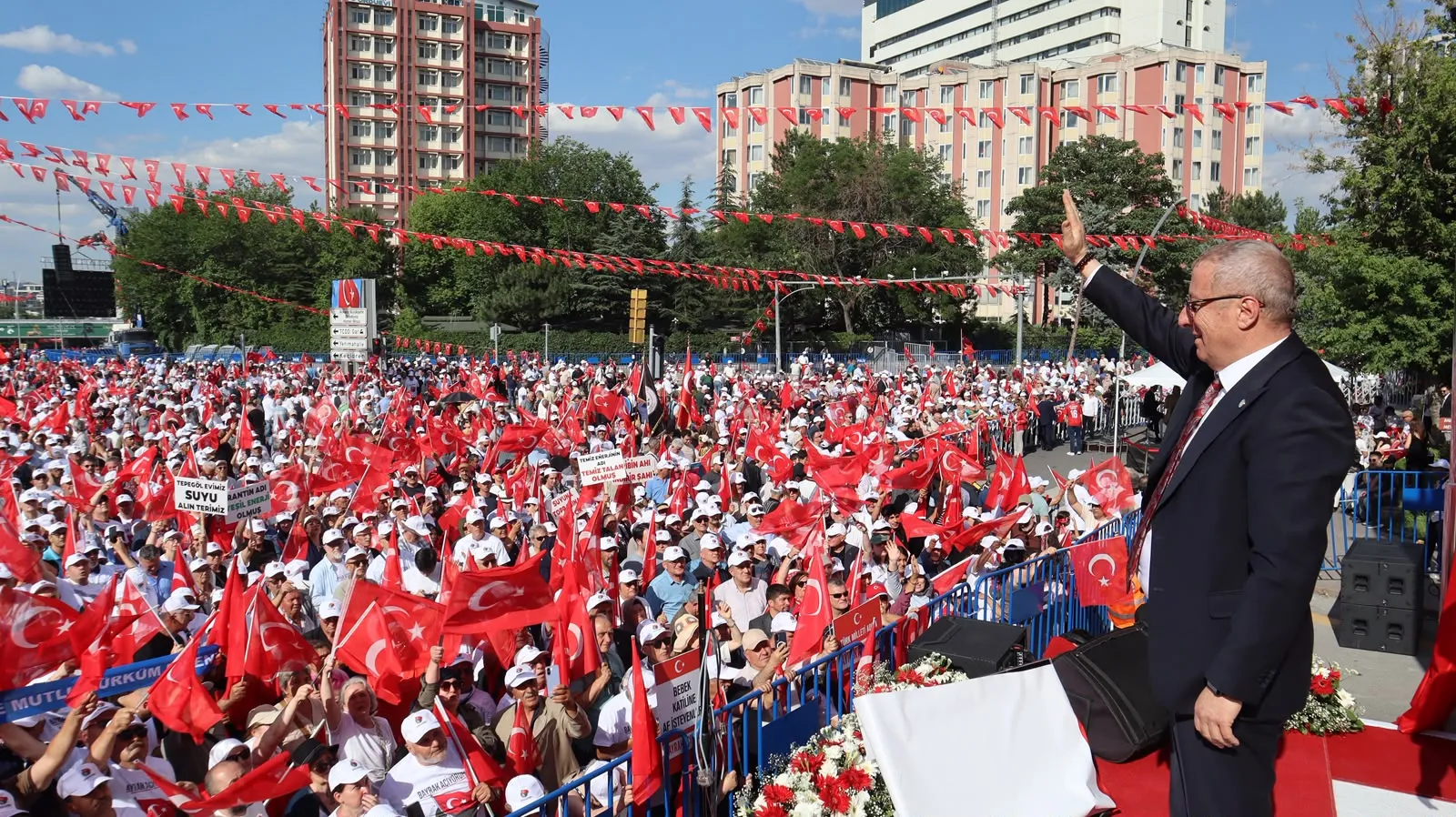Tandoğan Meydanı’nda Tarihi Buluşma: Yüz Binler Cumhuriyet İçin Bir Araya Geldi