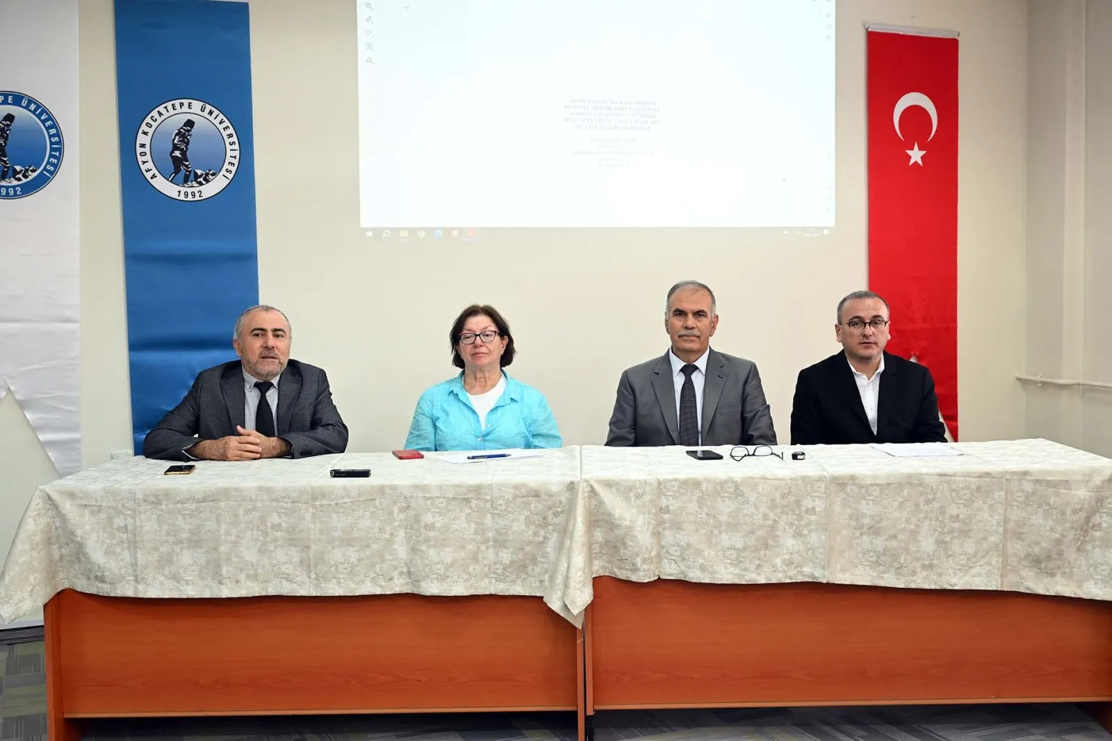 TÜBİTAK-3005 Proje Bilgilendirme Toplantısı Düzenlendi”,
“spot”: “Afyonkarahisar ölçeğinde yürütülen TÜBİTAK-3005 projesinin bilgilendirme toplantısında, aktif yaşlanma ve yaş dostu şehir vizyonu ele alındı.”,
“meta_description”: “TÜBİTAK-3005 projesi kapsamında düzenlenen bilgilendirme toplantısında, Afyonkarahisar örneği üzerinden aktif yaşlanma ve yaş dostu şehir vizyonu ele alındı.”,
“focus_keyword”: “TÜBİTAK-3005 projesi”,
“tags”: [
“TÜBİTAK-3005”,
“Afyonkarahisar”,
“aktif yaşlanma”,
“yaş dostu şehir”,
“AKÜ”
],
“content”: “Atatürk Kongre Merkezi Tınaztepe Salonunda, TÜBİTAK-3005 projesi kapsamında bilgilendirme toplantısı düzenlendi. AKÜ Fen Edebiyat Fakültesi Dekanı Prof. Dr. Hüseyin Koçak’ın yürütücülüğünü üstlendiği “Aktif Yaşlanma Bağlamında Kentsel Aktörlerin Yaşlılığın Kadınlaşması Konusundaki Düşünceleri ve Uygulamaları: Afyonkarahisar Örneği” başlıklı projenin toplantısına, AKÜ Rektör Yardımcısı Prof. Dr. Şuayıp Özdemir, Ankara Hacı Bayram Veli Üniversitesi Sosyoloji Bölüm Başkanı Prof. Dr. Ayşe Canatan ve akademisyenler katıldı. Toplantıda, alan araştırması sonuçlarının sahaya aktarılması ve paydaşların bilgilendirilmesi hedeflendi.AKÜ Rektör Yardımcısı Prof. Dr. Şuayıp Özdemir, Türkiye’nin giderek yaşlanan bir ülke olduğunu belirterek, üniversite bünyesinde “Yaşlılık Üniversitesi” ve “Tazelenme Üniversitesi” açılması yönündeki çalışmaların önemine değindi. Proje danışmanı Prof. Dr. Ayşe Canatan ise Türkiye nüfusunun yüzde 11’den fazlasının 65 yaş üstü kişilerden oluştuğunu ve doğurganlık oranının 1,48’e gerilediğini ifade etti. Canatan, geleneksel yaklaşımlar yerine “yaş dostu şehir” vizyonunun benimsenmesi gerektiğini vurguladı.Toplantının son bölümünde Proje Bursiyeri Dr. Muhammet Keskin, yürütülen doktora tez çalışmasının tüm bilimsel verilerinin Yükseköğretim Kurulu (YÖK) Tez Merkezi üzerinden kamuoyuna açıldığını belirterek bir sunum gerçekleştirdi. Etkinlik, katılımcıların sorularının yanıtlanmasının ardından sona erdi.”
}
>