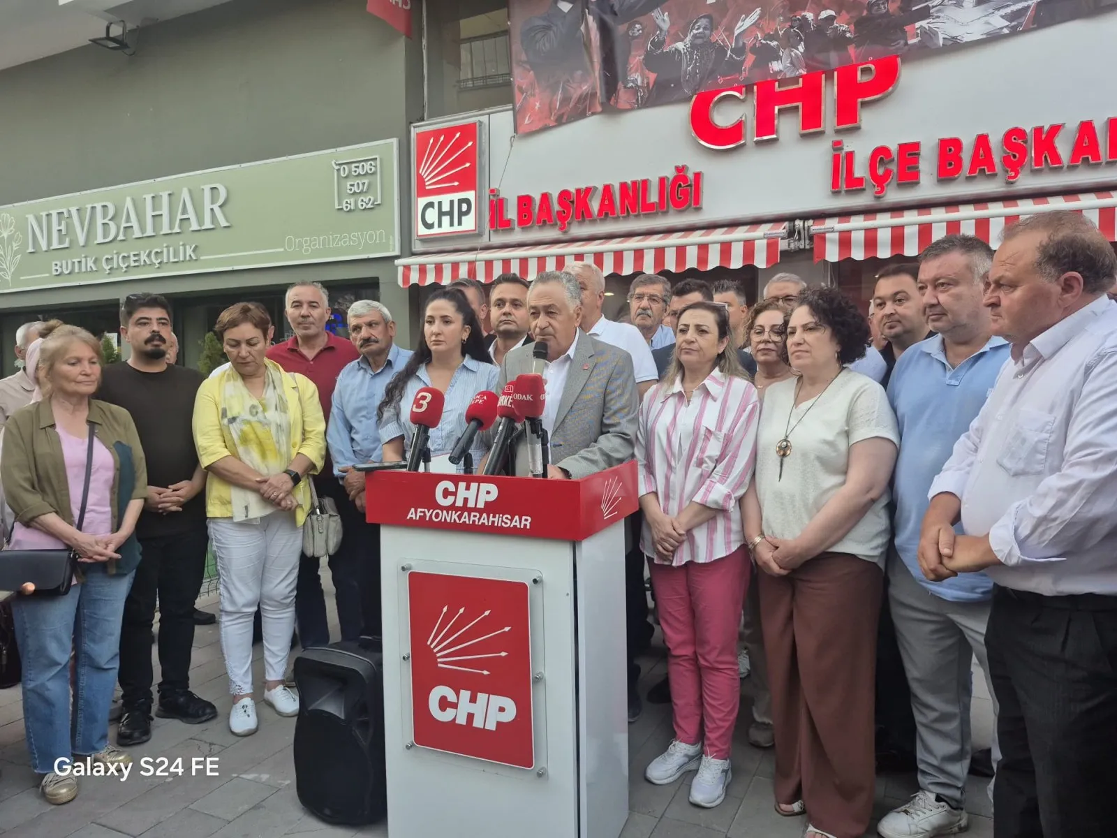 ÖZGÜR ÖZEL’İN YANINDAYIZ
