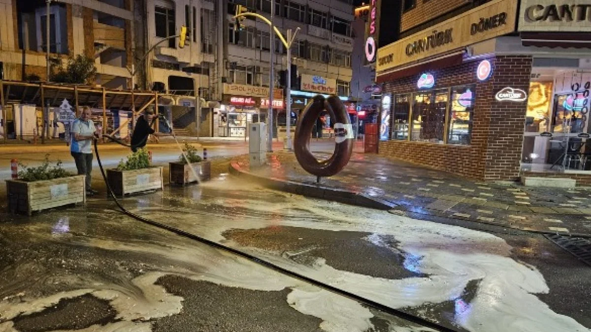 Afyonkarahisar’da Zafer Bayramı Öncesi Hummalı Temizlik: Şehir Baştan Aşağı Köpüklü Suyla Yıkanıyor