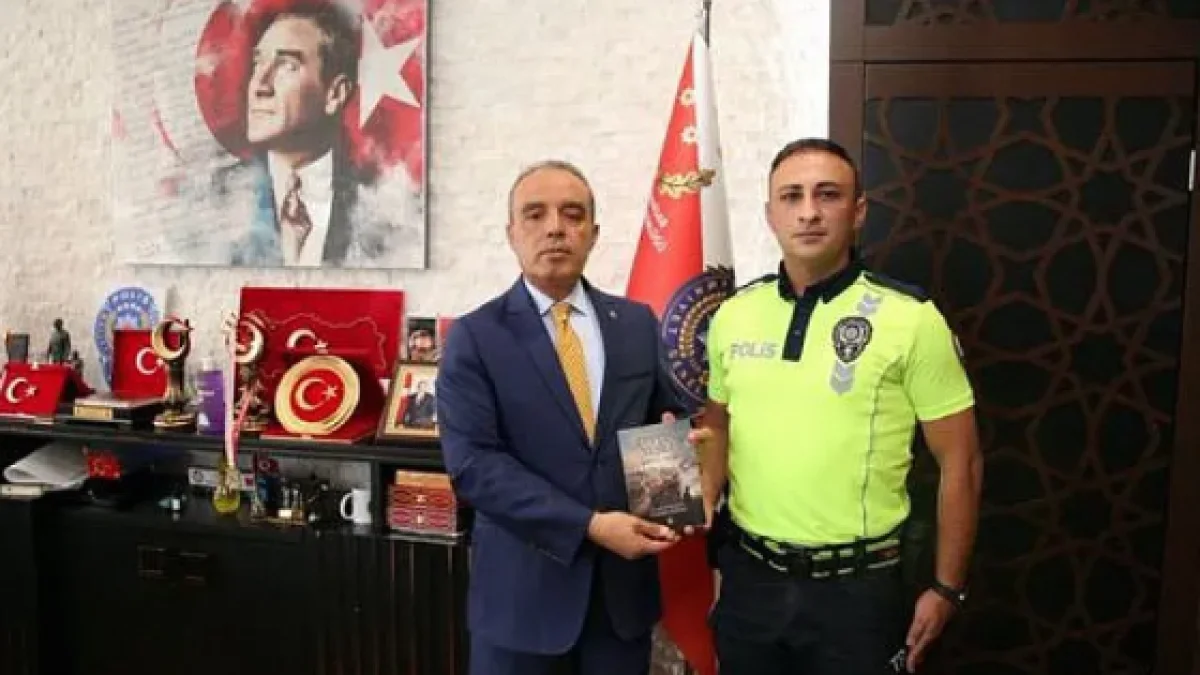 Emniyet Müdürlüğünde Gururlandıran Anlar! Polis Memuru Yazdığı Romanı Takdim Etti
